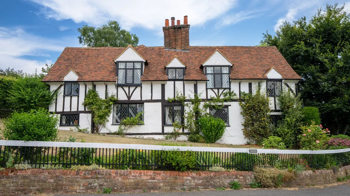 A Beginner's Guide to British Home Decor: Mixing Heritage and Modern