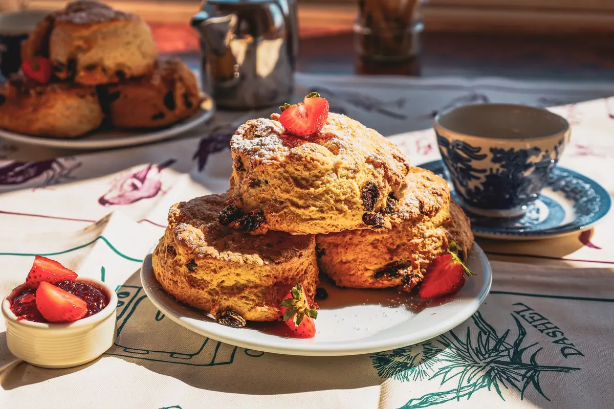 English Breakfast vs. Afternoon Tea: What's the Difference?