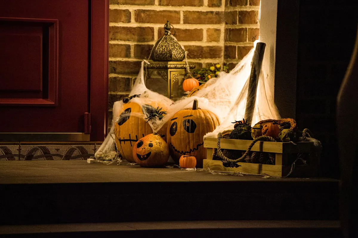 How to Choose the Right Lantern for Your Front Porch