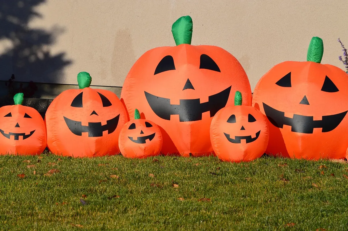 Seasonal Lantern Displays: Spring, Summer, Autumn and Winter Ideas