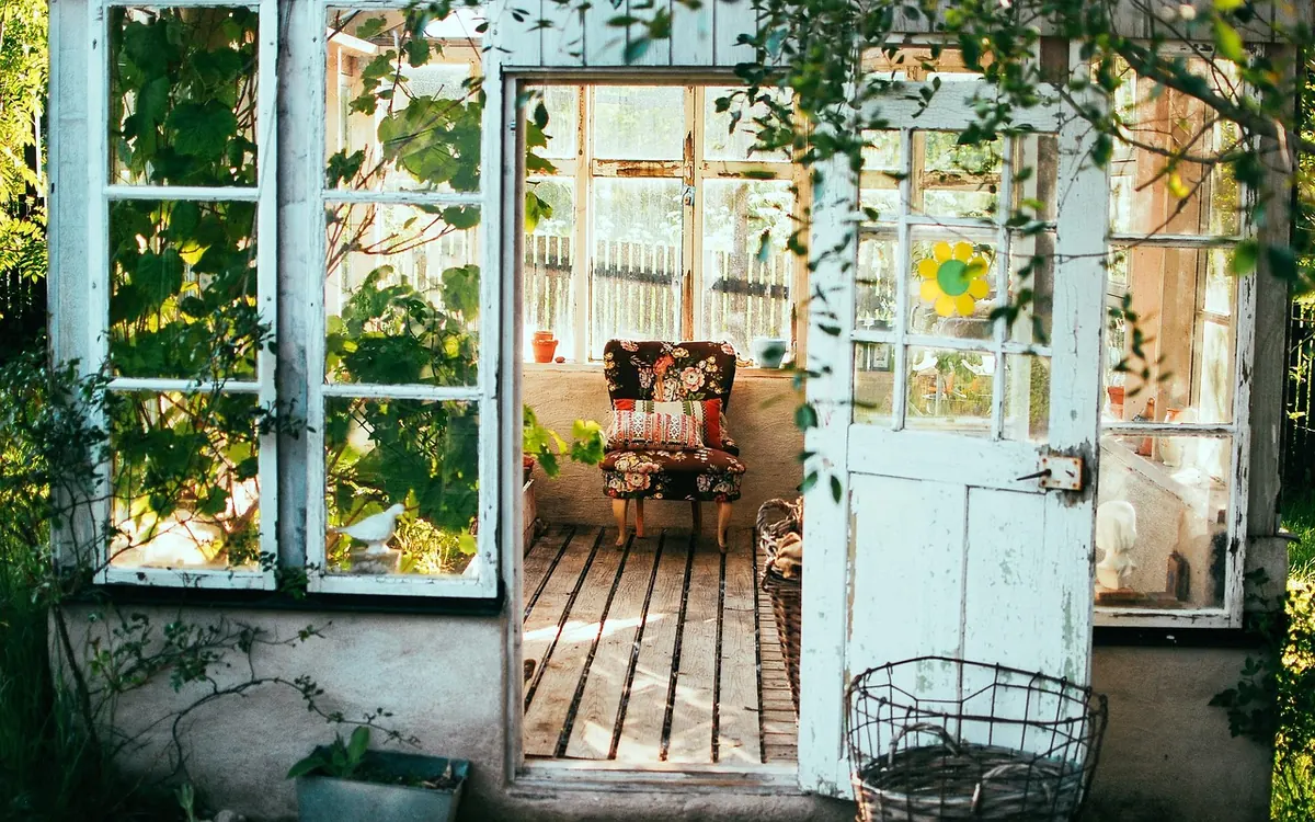 Small Space British Cottage Decor: 7 Space-Saving Ideas